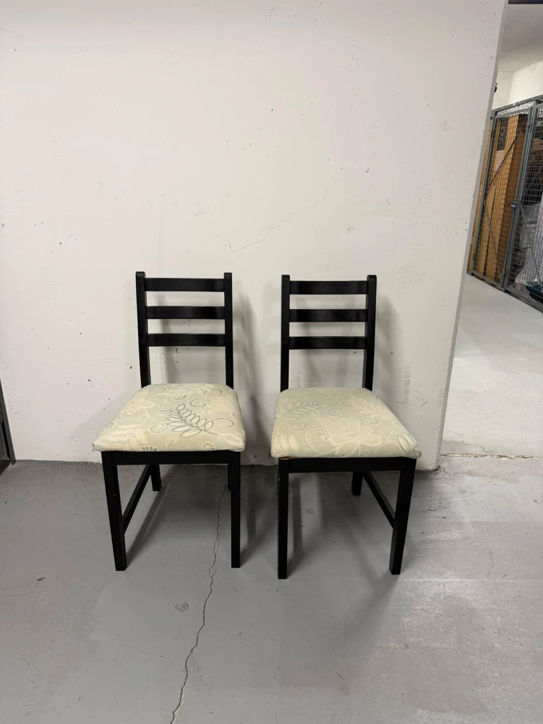 Set of two black wooden chairs - photo 2