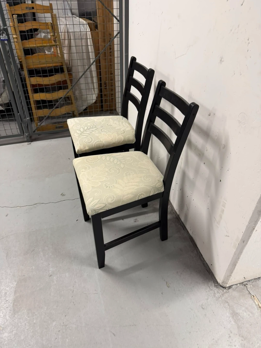 Set of two black wooden chairs - photo 3
