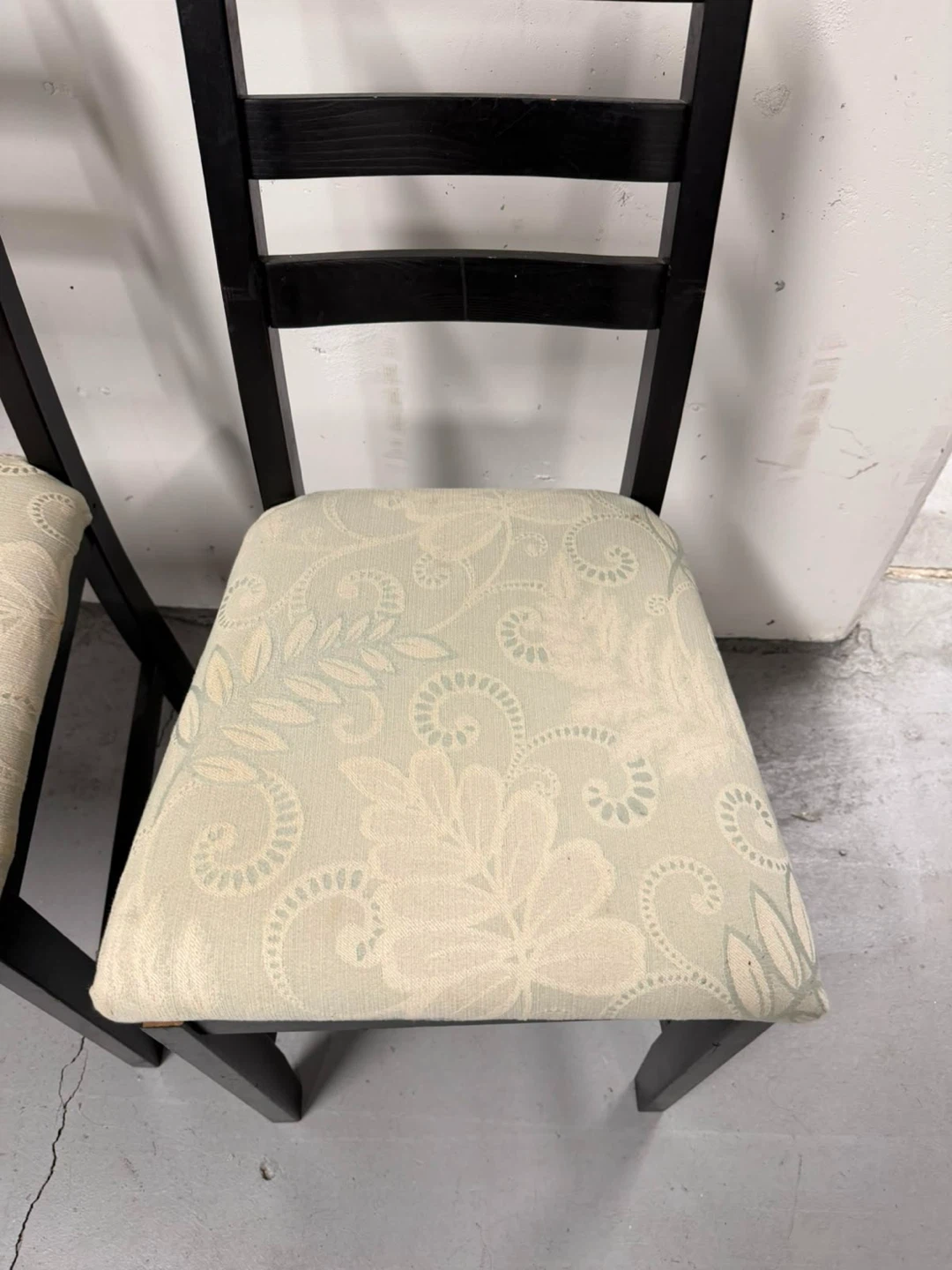 Set of two black wooden chairs - photo 4