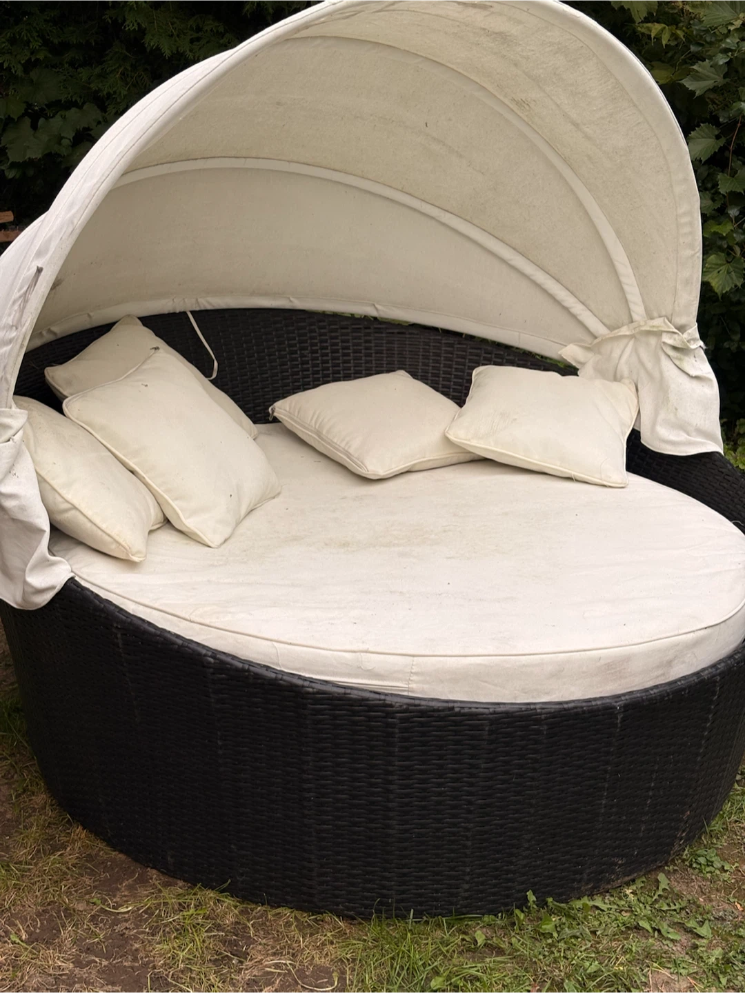 Round Wicker Patio Daybed with Canopy