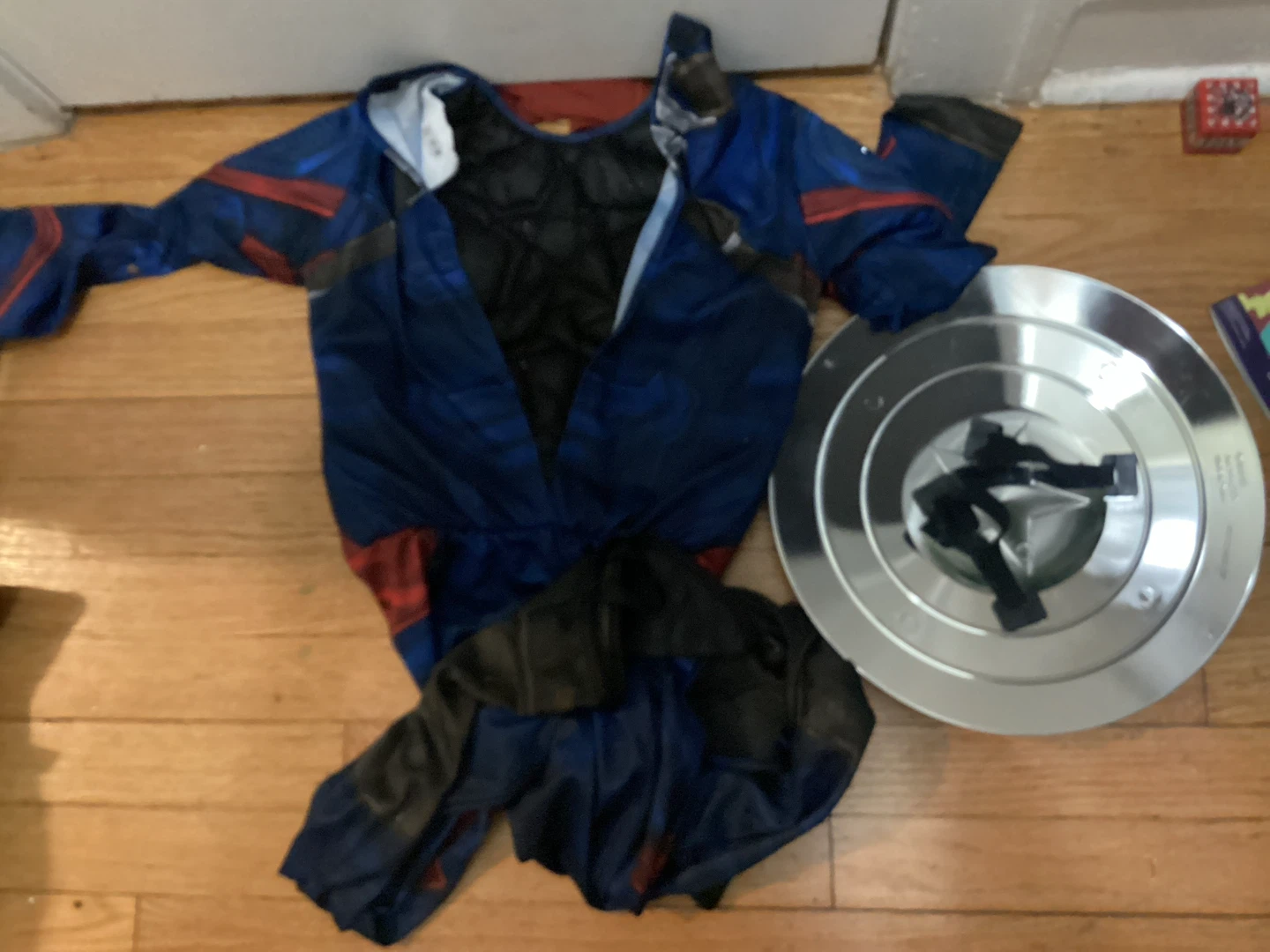 Child size S Captain America Costume with Shield - photo 2