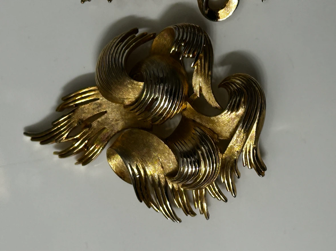 Lot of 3 vintage signed Trifari brooches - photo 2