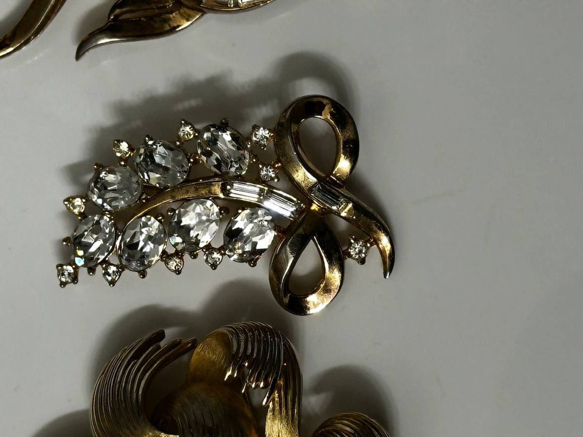 Lot of 3 vintage signed Trifari brooches - photo 3