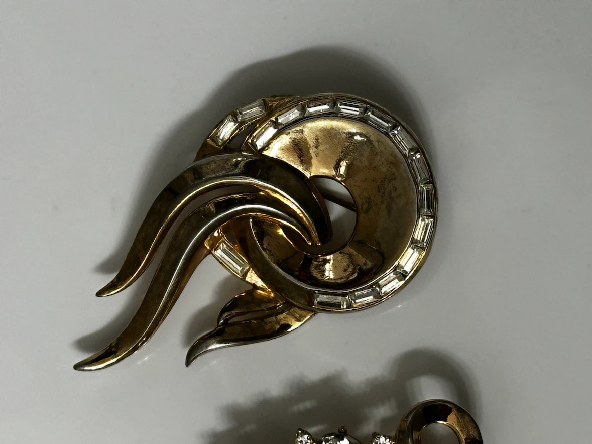 Lot of 3 vintage signed Trifari brooches - photo 4