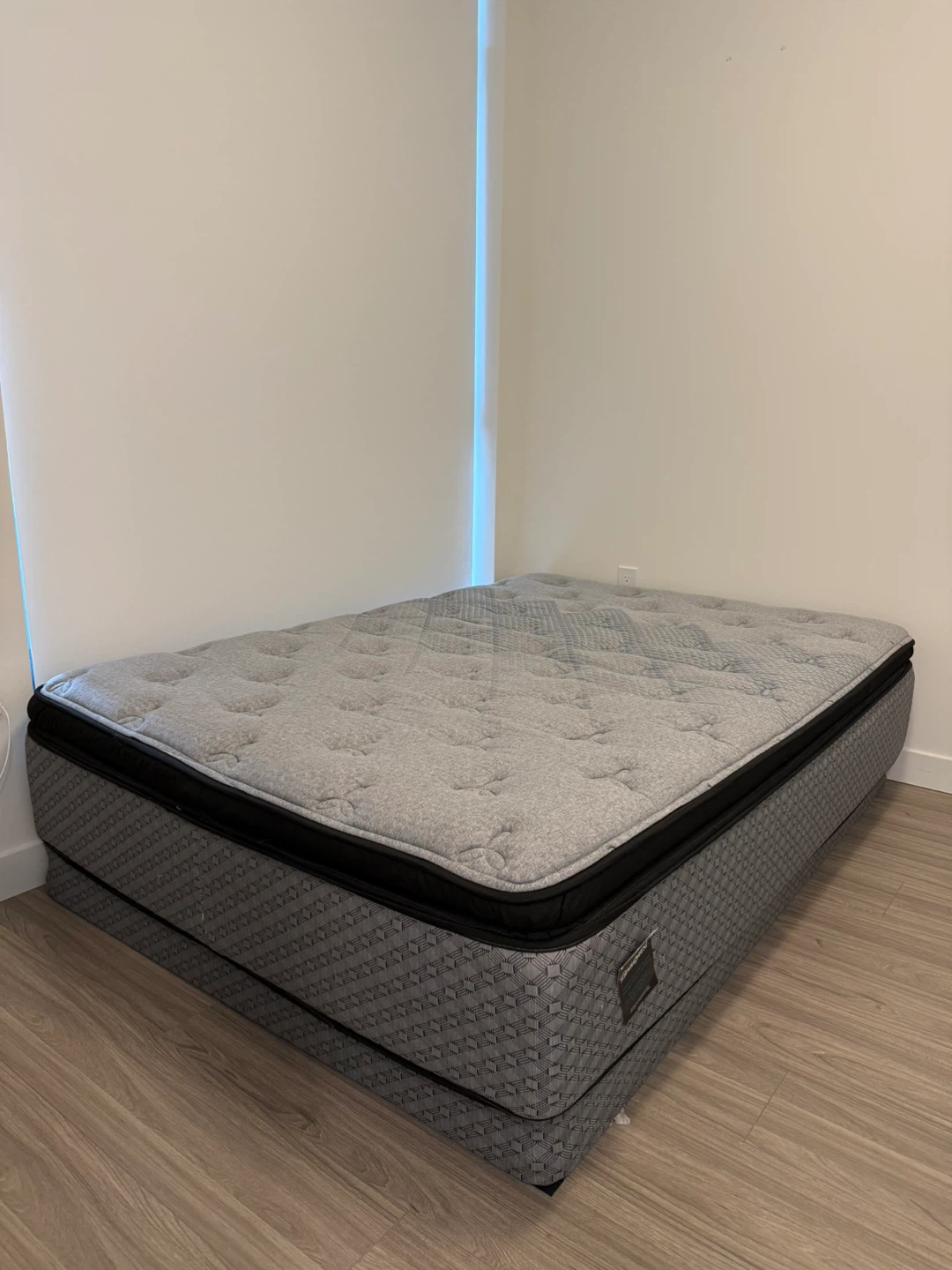 Beautyrest Queen Mattress + Bed Box + black metal frame