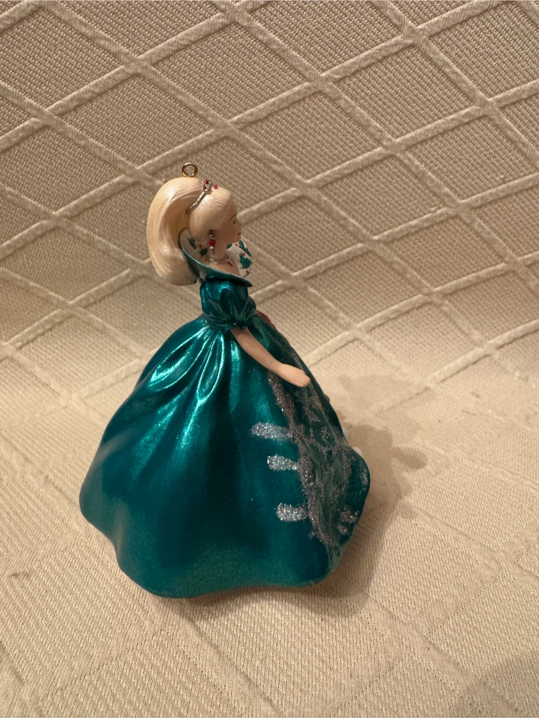 1995 Hallmark Holiday Barbie Ornament - photo 4