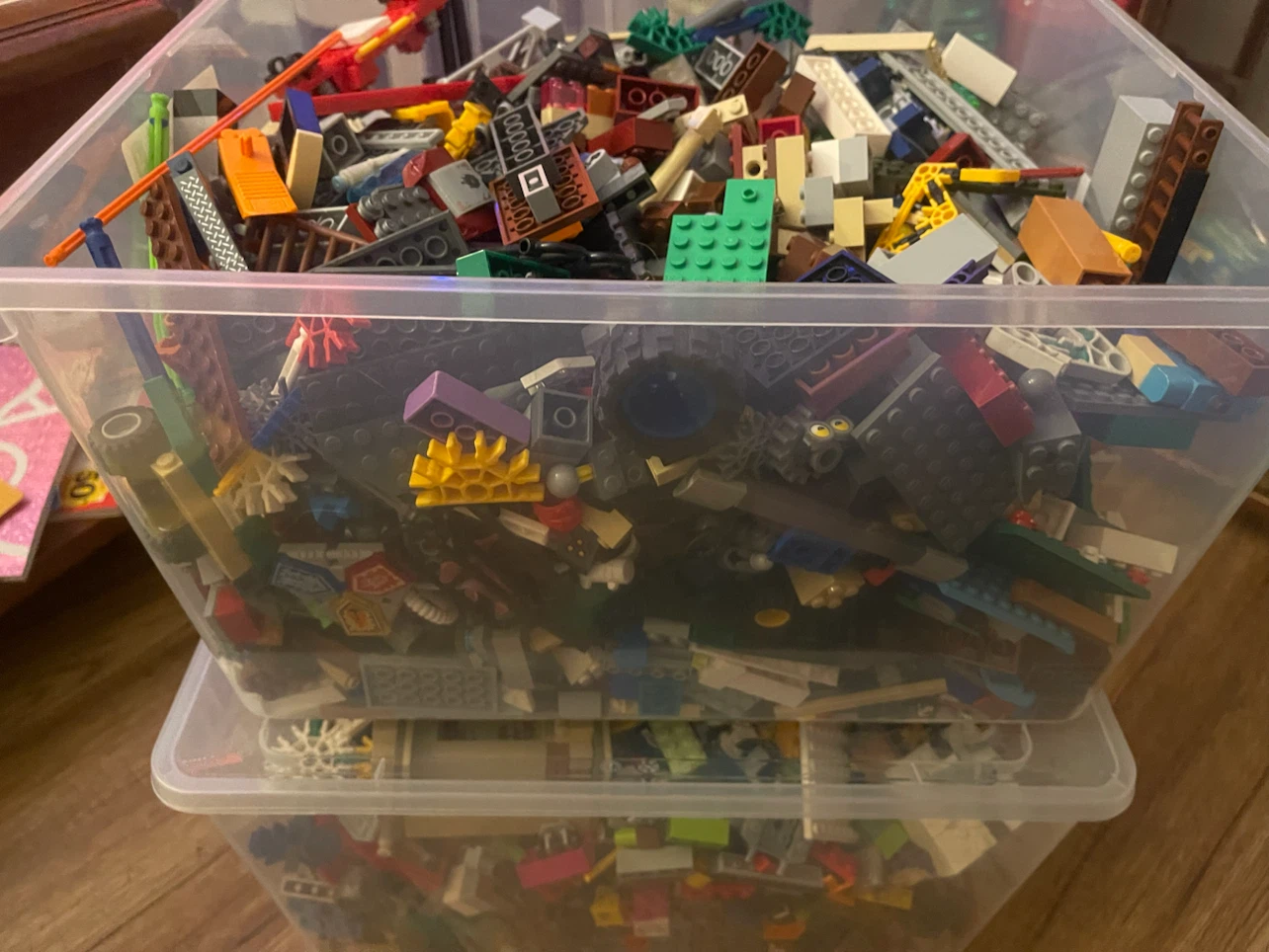 Large assortment of LEGO (Ninjago, Jurassic Park, Minecraft)