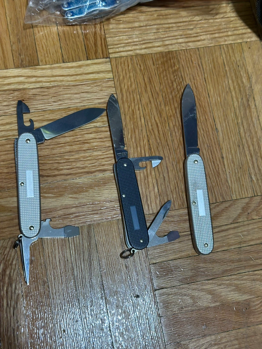 Three Victorinox Swiss Army Knives metal - photo 2