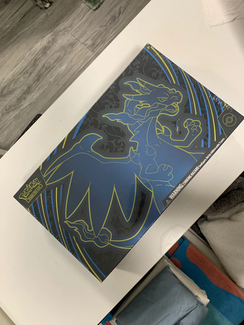 Pokemon Charizard Ultra-Premium Collection