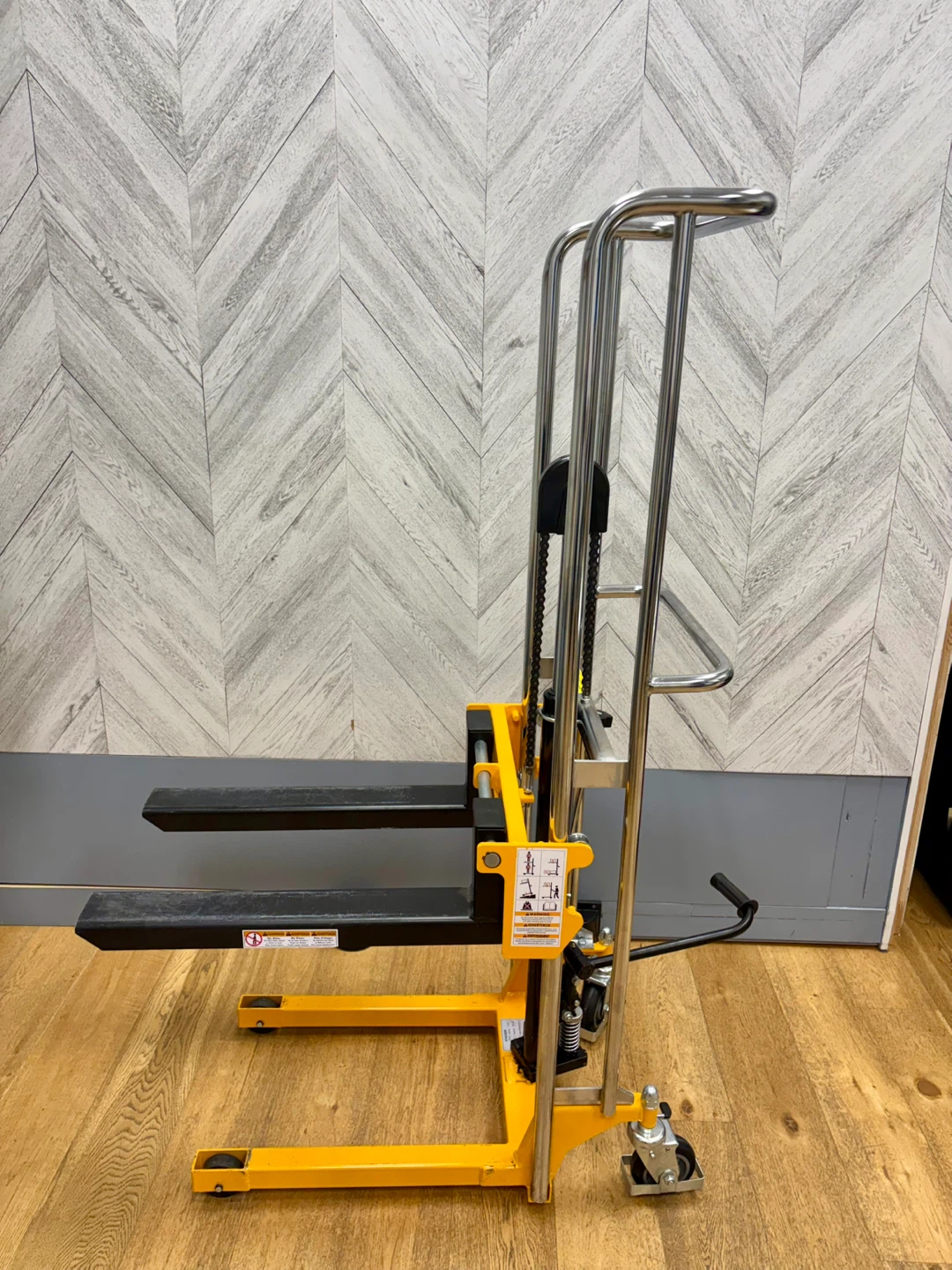 Global Industrial Manual Stacker Lift max 800lbs
