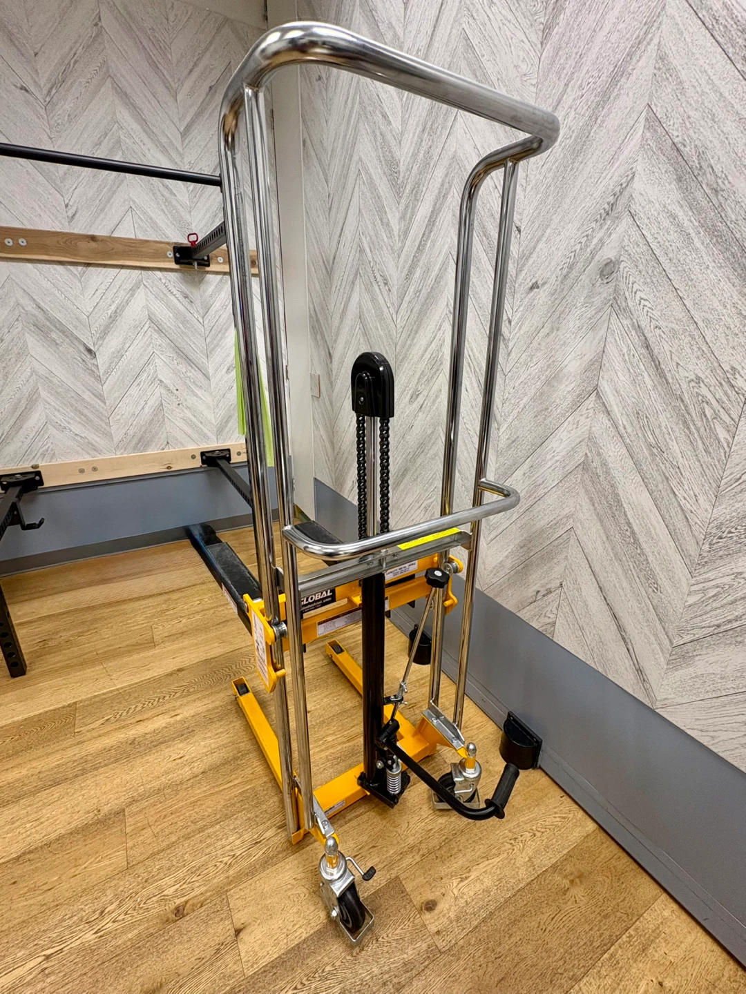 Global Industrial Manual Stacker Lift max 800lbs - photo 2