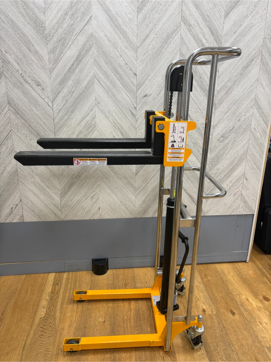 Global Industrial Manual Stacker Lift max 800lbs - photo 5