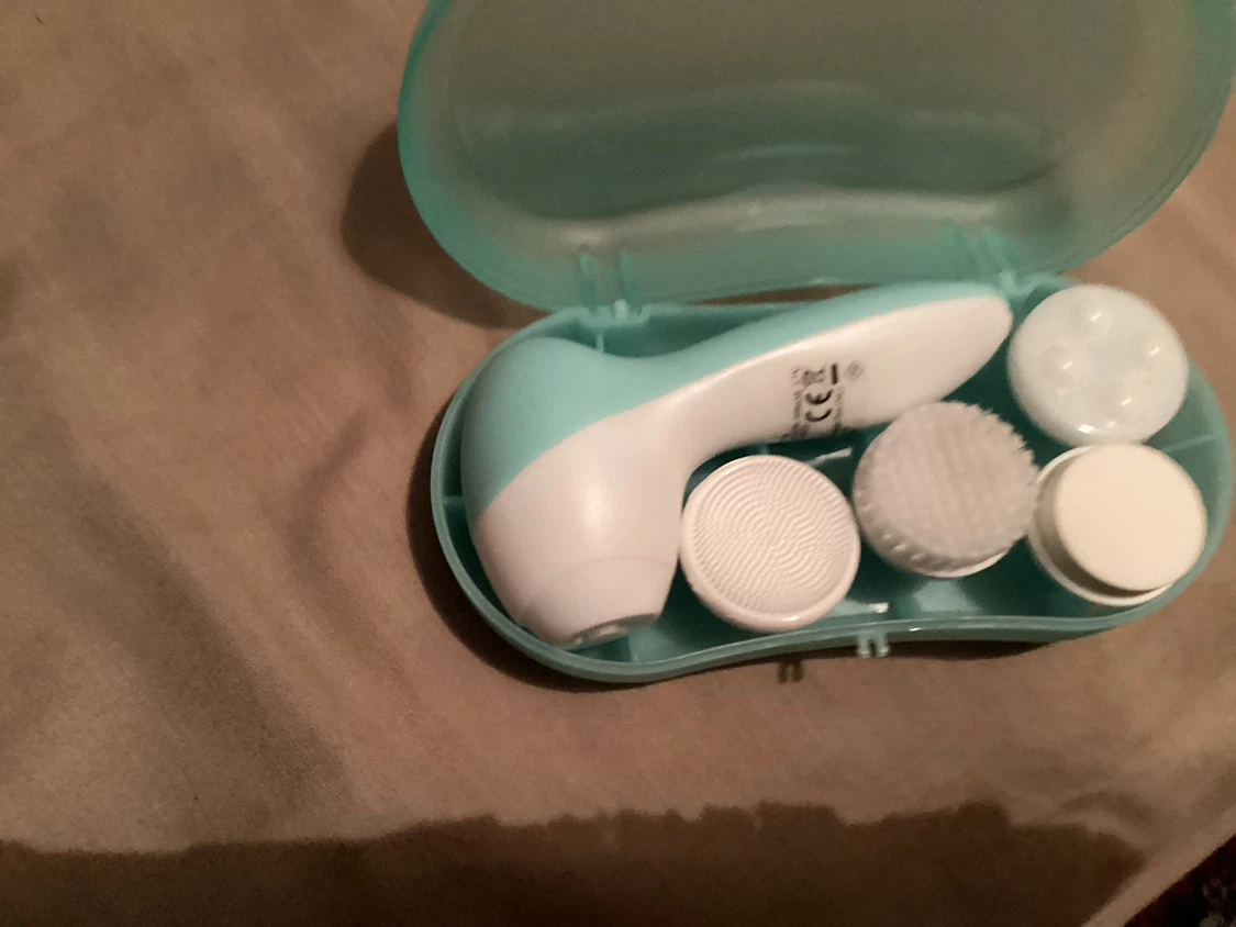 Facial Cleansing Brush Set with Case - photo 3