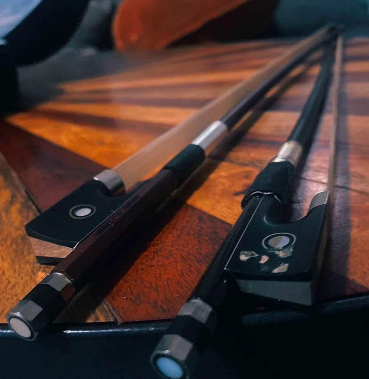 1/8 Small Violin + Case & 2 Bows - photo 3