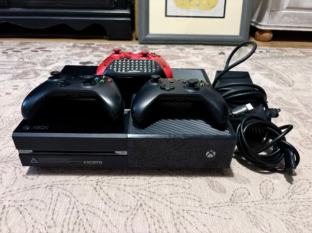 Xbox One Full Setup + 3 Controllers & Keypad