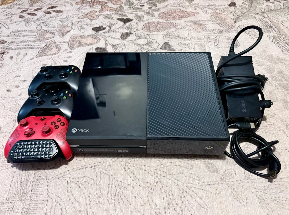 Xbox One Full Setup + 3 Controllers & Keypad - photo 2