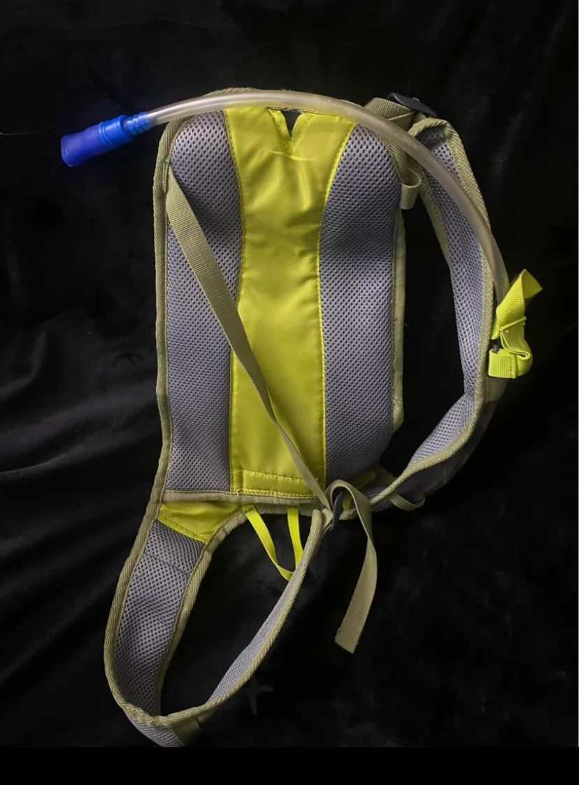 Ozark Trail 2L Hydration Backpack - Great Condition - photo 2