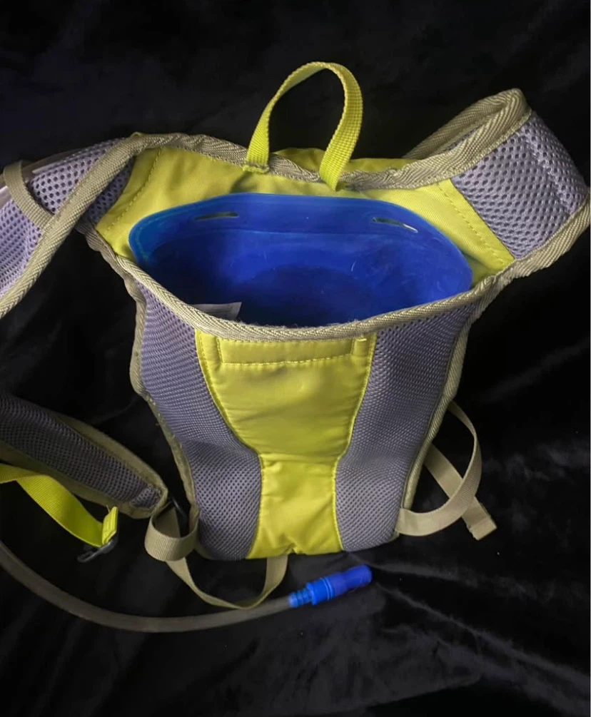 Ozark Trail 2L Hydration Backpack - Great Condition - photo 4