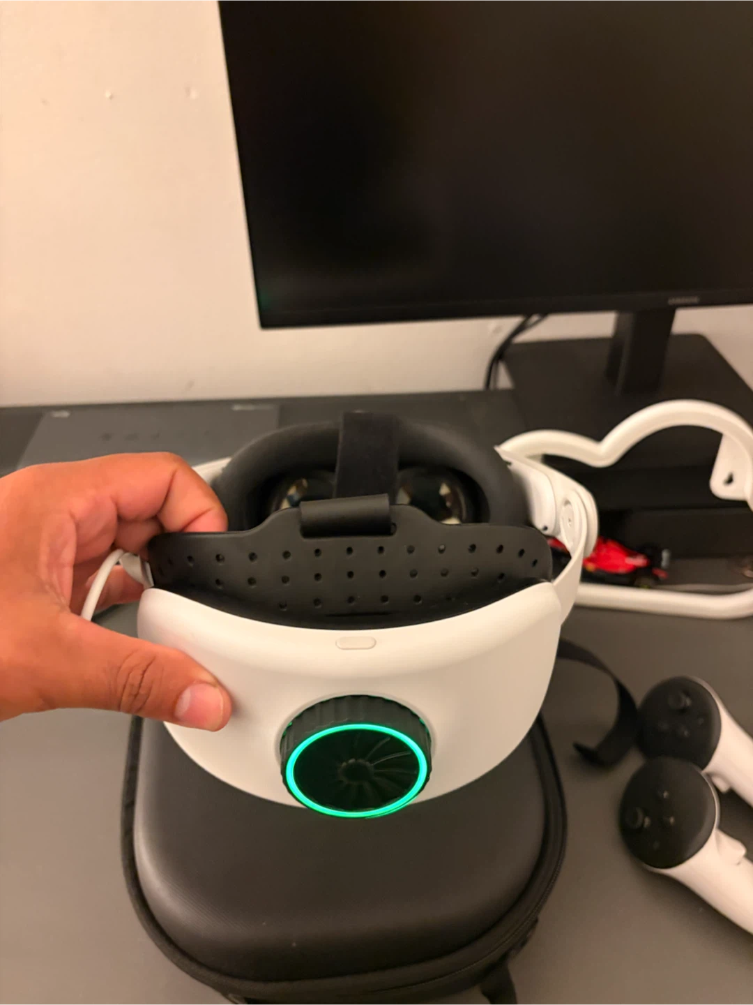 Meta Quest 3 VR Headset with Carrying Case - photo 2