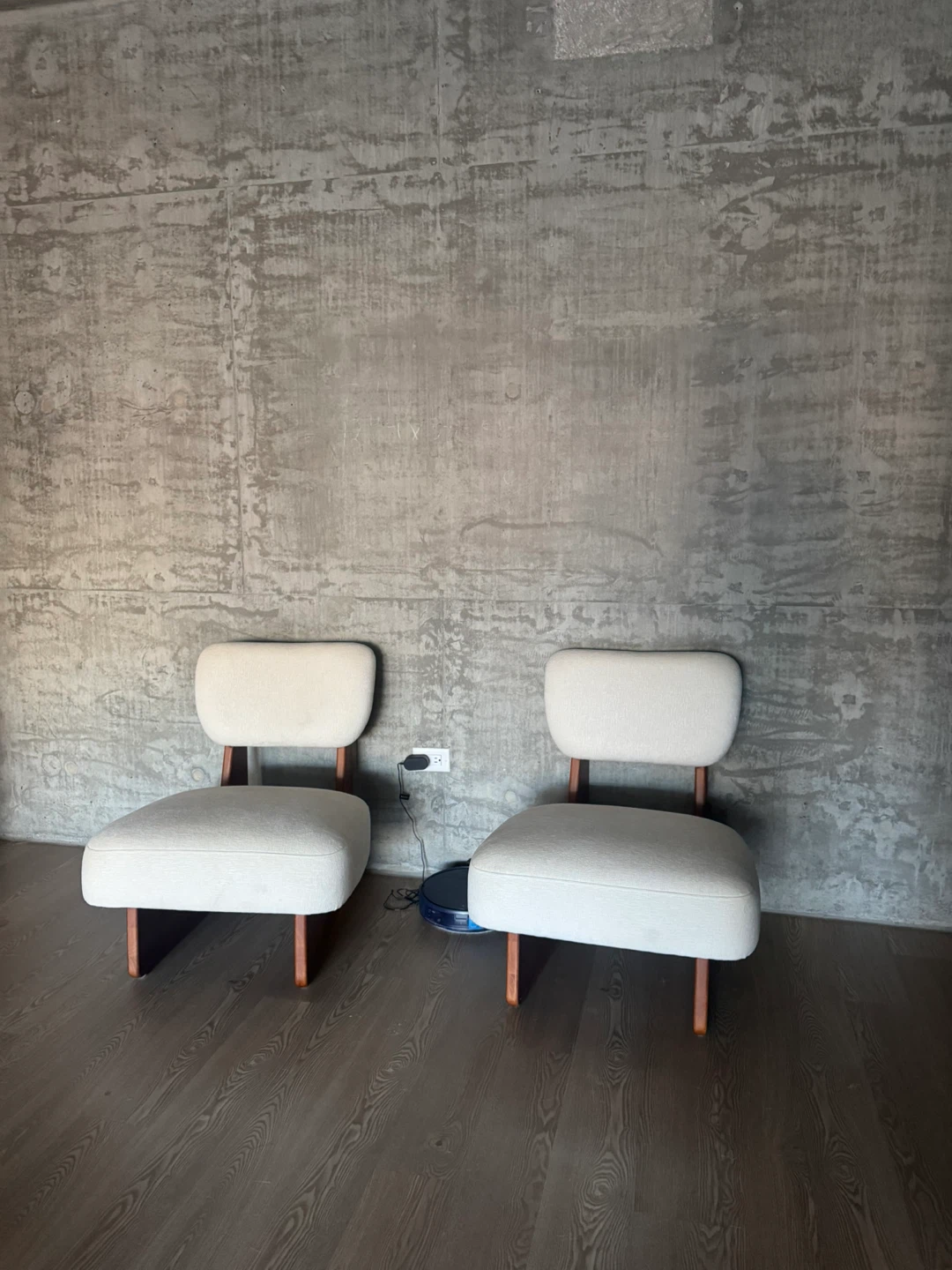 Set of two modern cream accent chairs - photo 2