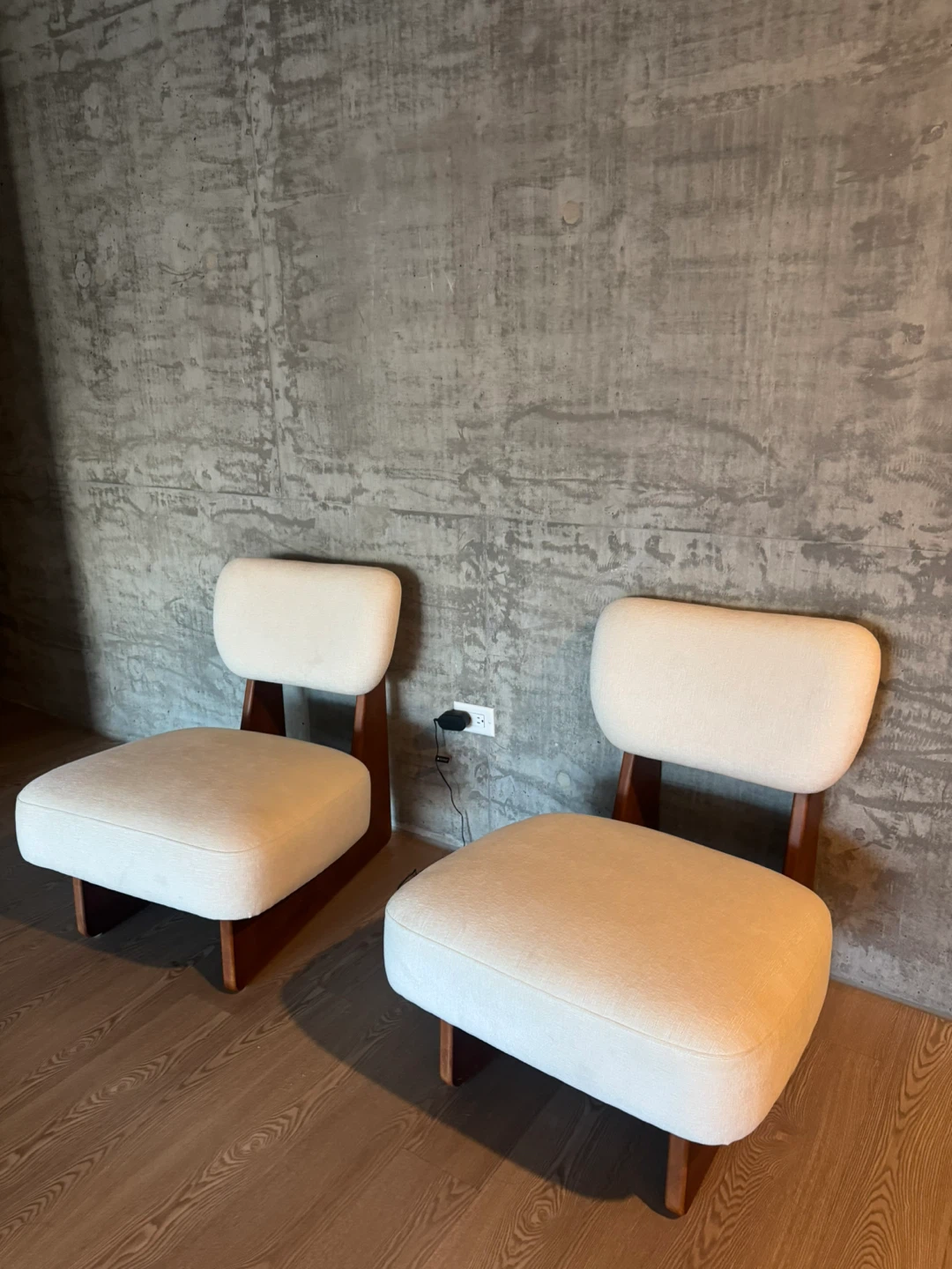 Set of two modern cream accent chairs - photo 3