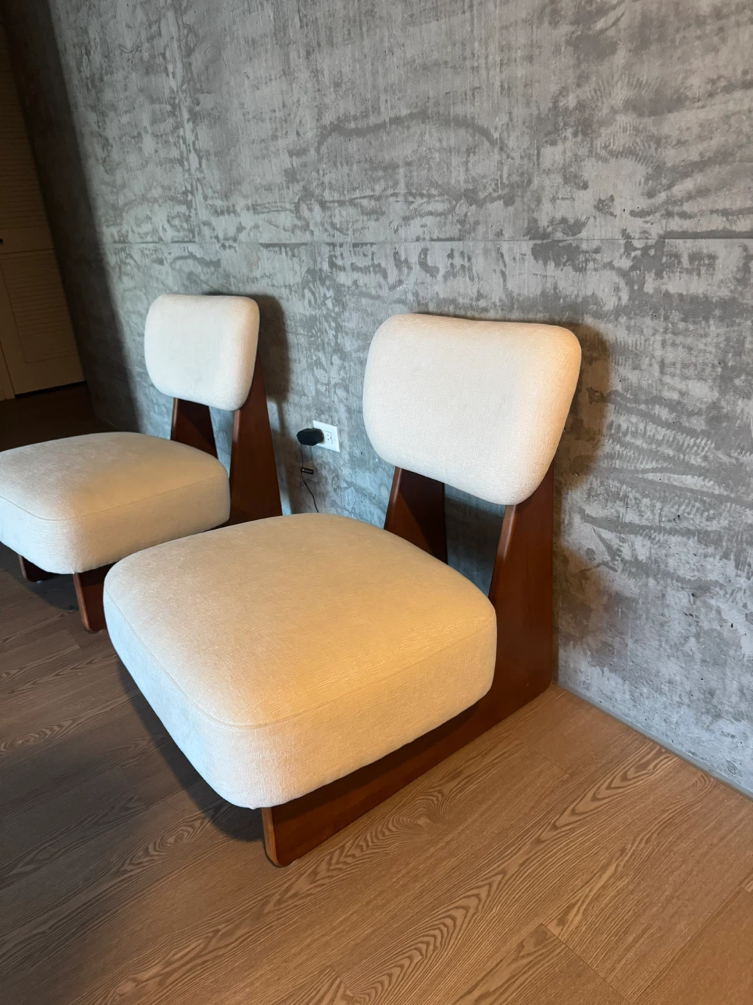 Set of two modern cream accent chairs - photo 4
