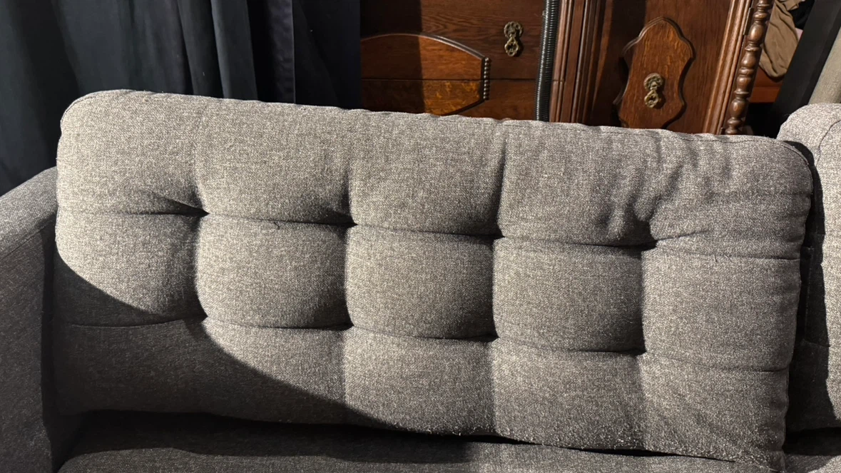 Very comfy ikea grey tuffed sofa (Good as new) - photo 4