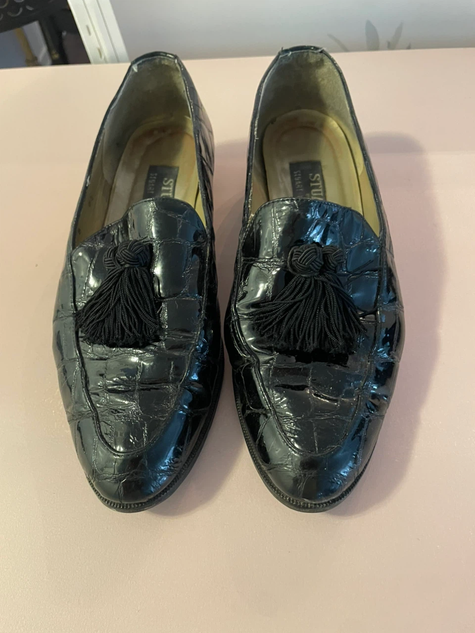 EUC 8 Stuart Weitzman Black Crocodile Embossed Tassel Loafers