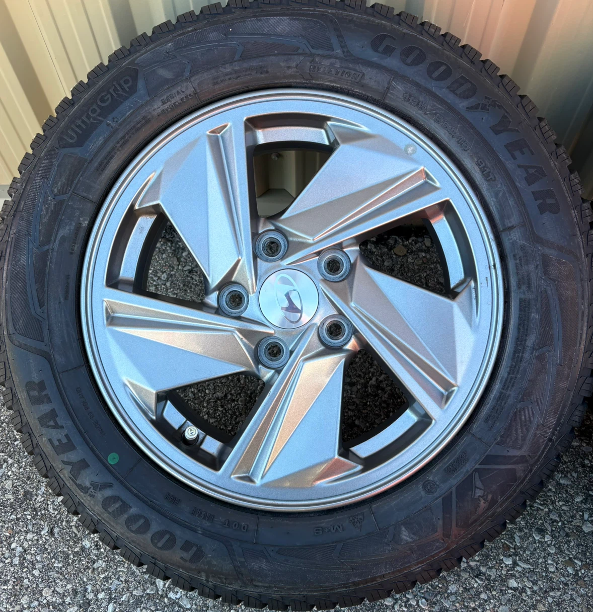 4 x 195/65/15 GOODYEAR TIRES AND OEM HYUNDAI RIMS $1250 - photo 5
