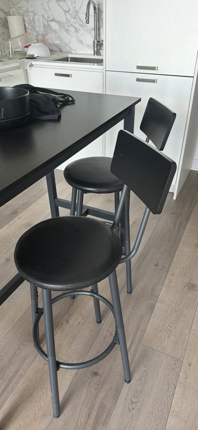 Black bar stools with backrests