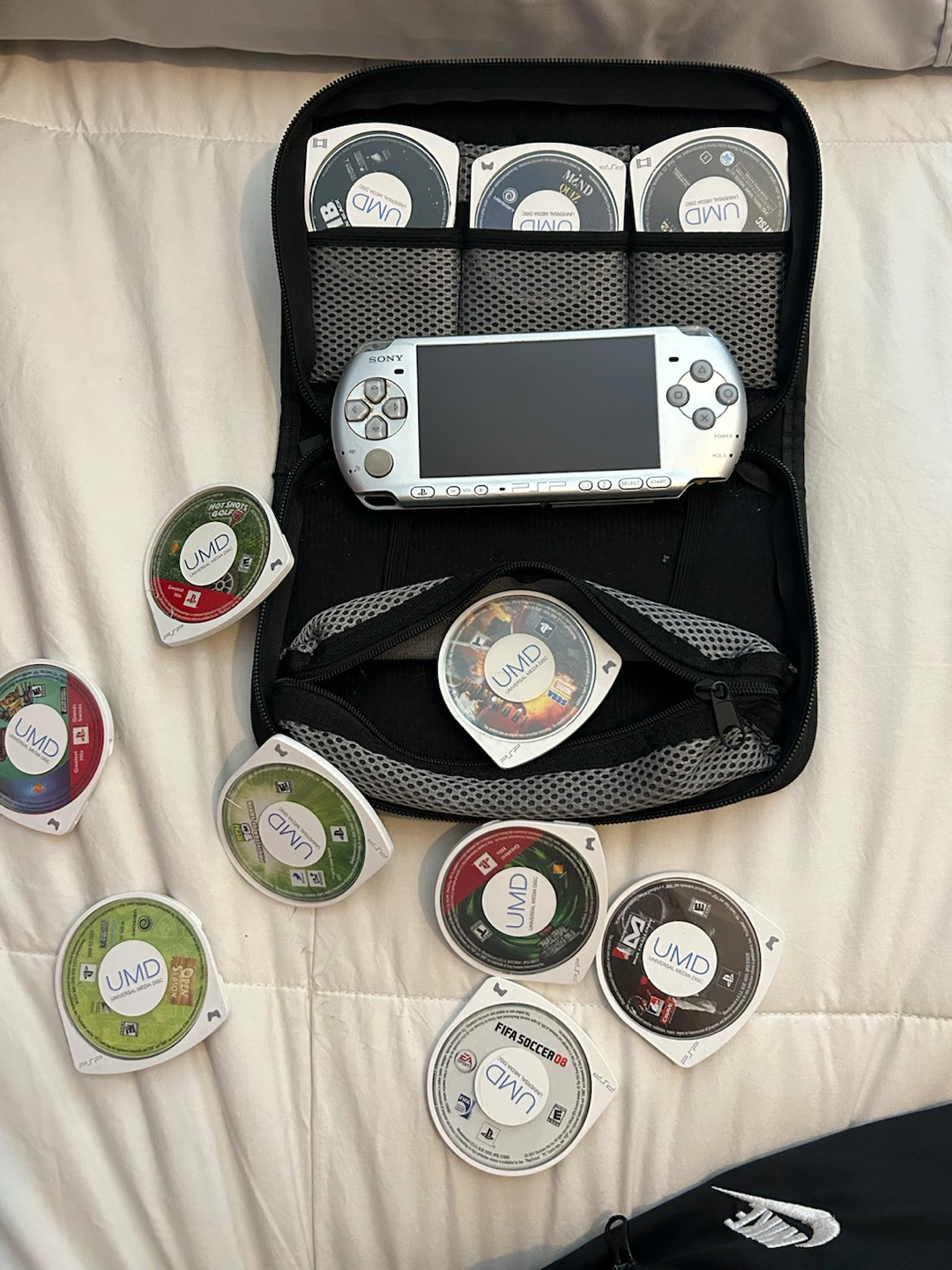 Sony PSP-3001 Silver with UMD Game Case - photo 2