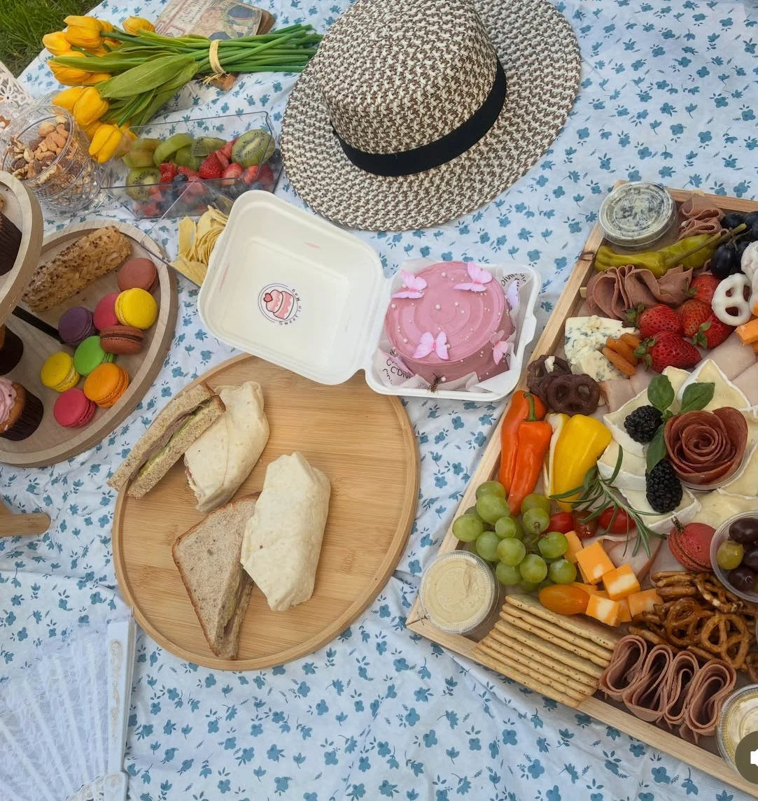Entire picnic set! Just used once - photo 3