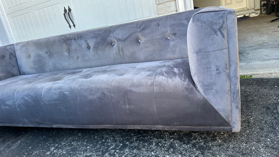 Grey velvet button-tufted sofa - photo 2