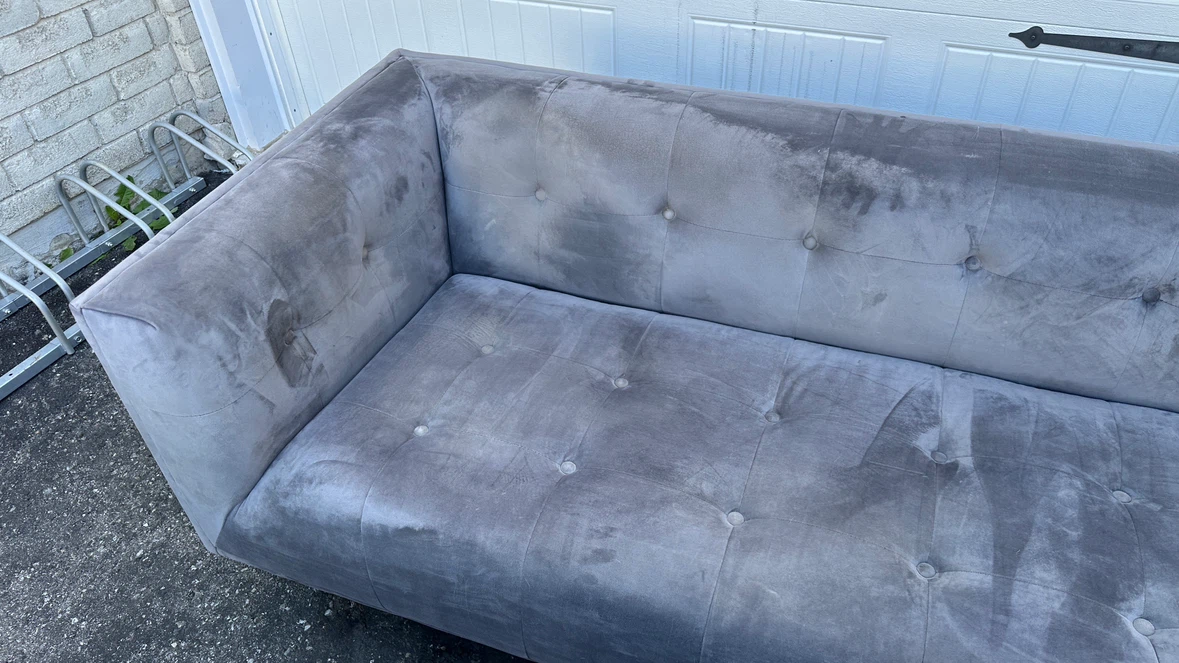 Grey velvet button-tufted sofa - photo 5