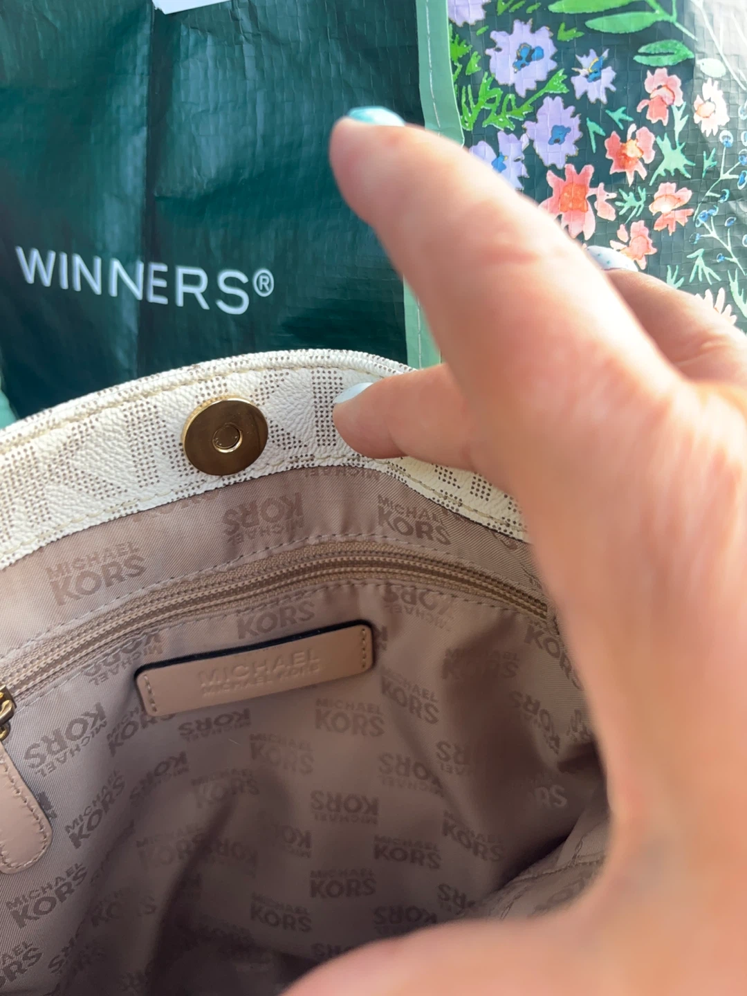 Michael Kors Cream Signature Crossbody Bag - photo 3