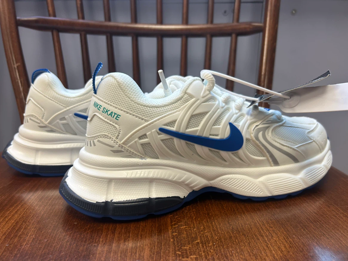 Selling new NIKE shoes size 45