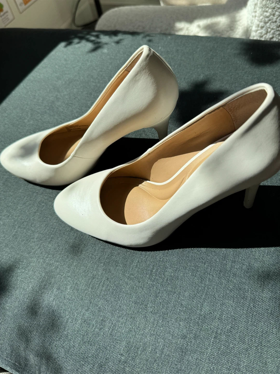 I.N.C. International Concepts White Pumps Size 7M - photo 4