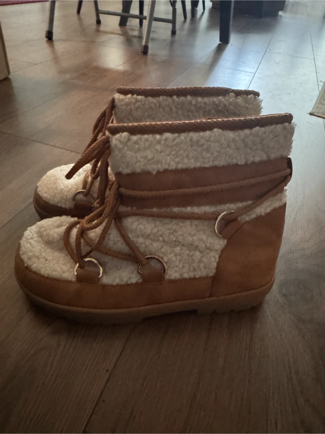 Sherpa lined lace-up winter boots size 5.5