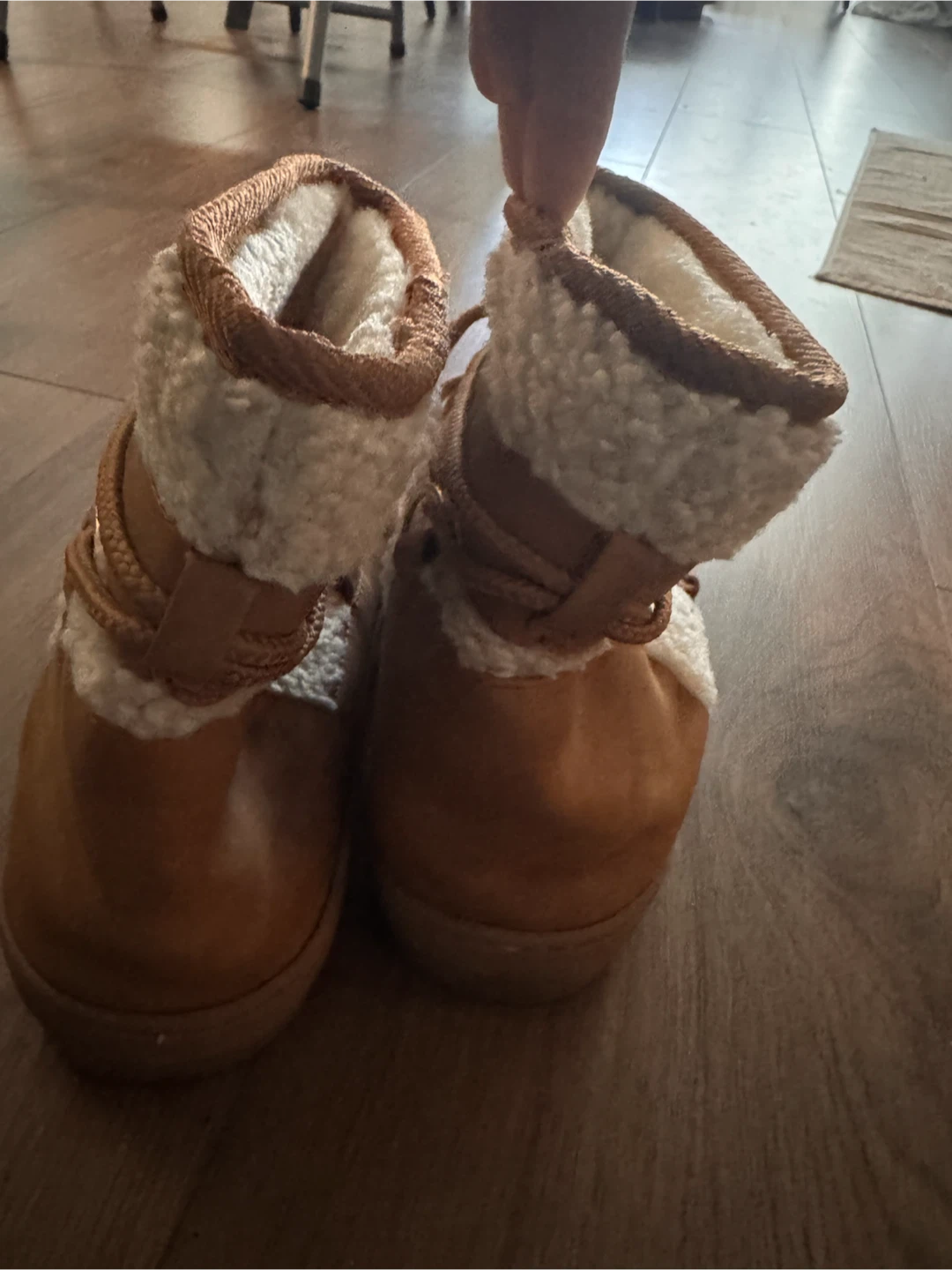 Sherpa lined lace-up winter boots size 5.5 - photo 3