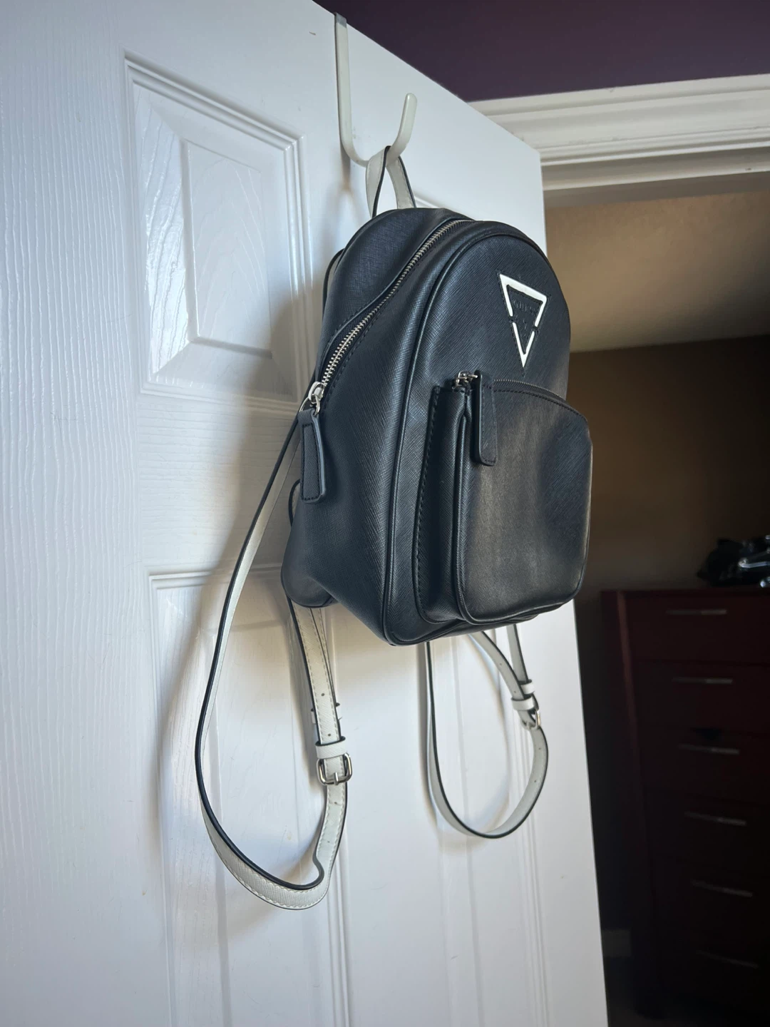 Guess Black and White Backpack - photo 3