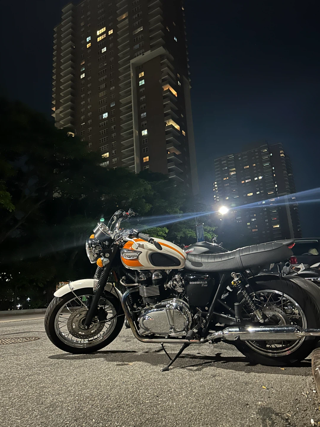 Triumph Bonneville T100 Motorcycle - photo 2