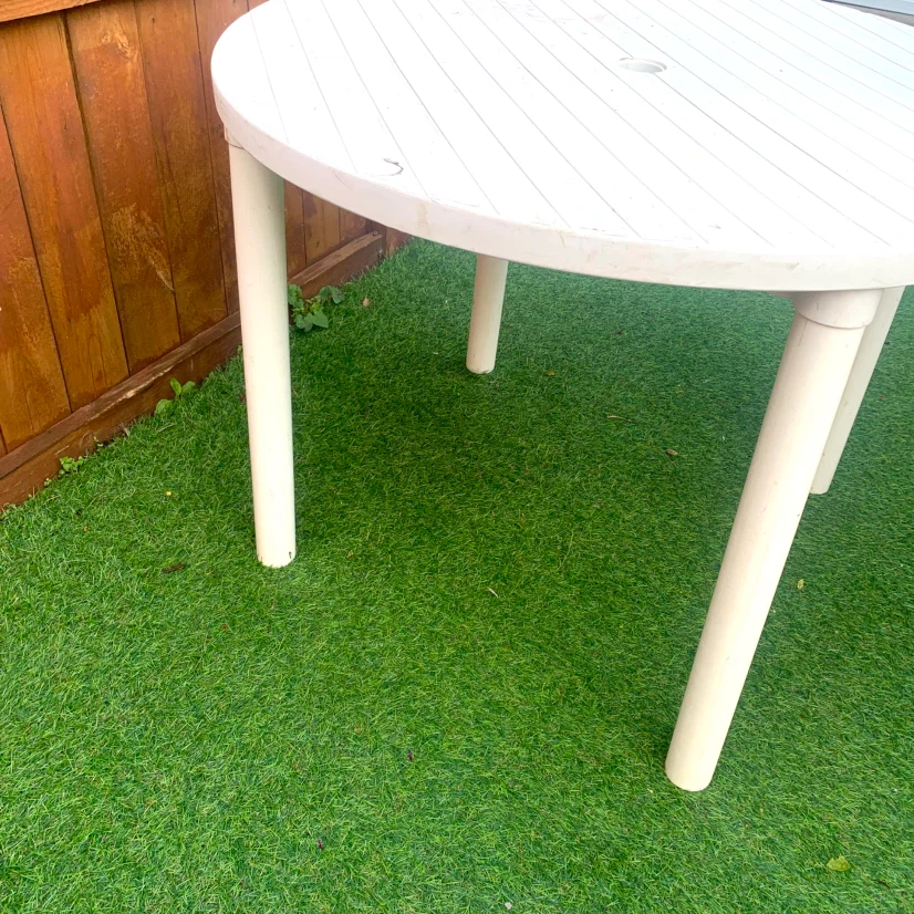 Round Outdoor Patio Table White Garden Deck Table Umbrella Hole - photo 4