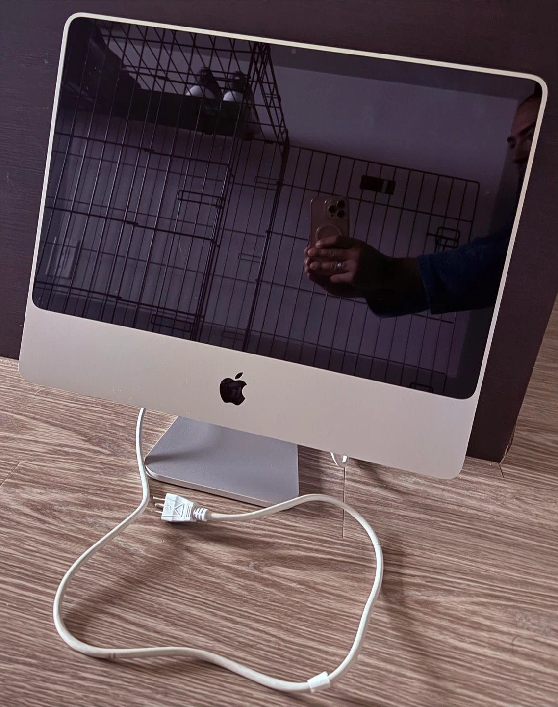 FULLY OPERATiONAL • Older Model APPLE iMAC $50 FIRM