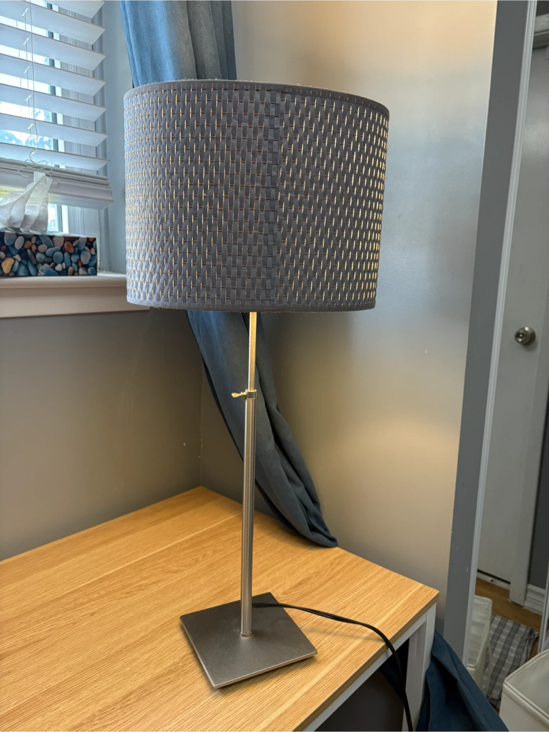 Modern Table Lamp with Woven Shade - photo 5