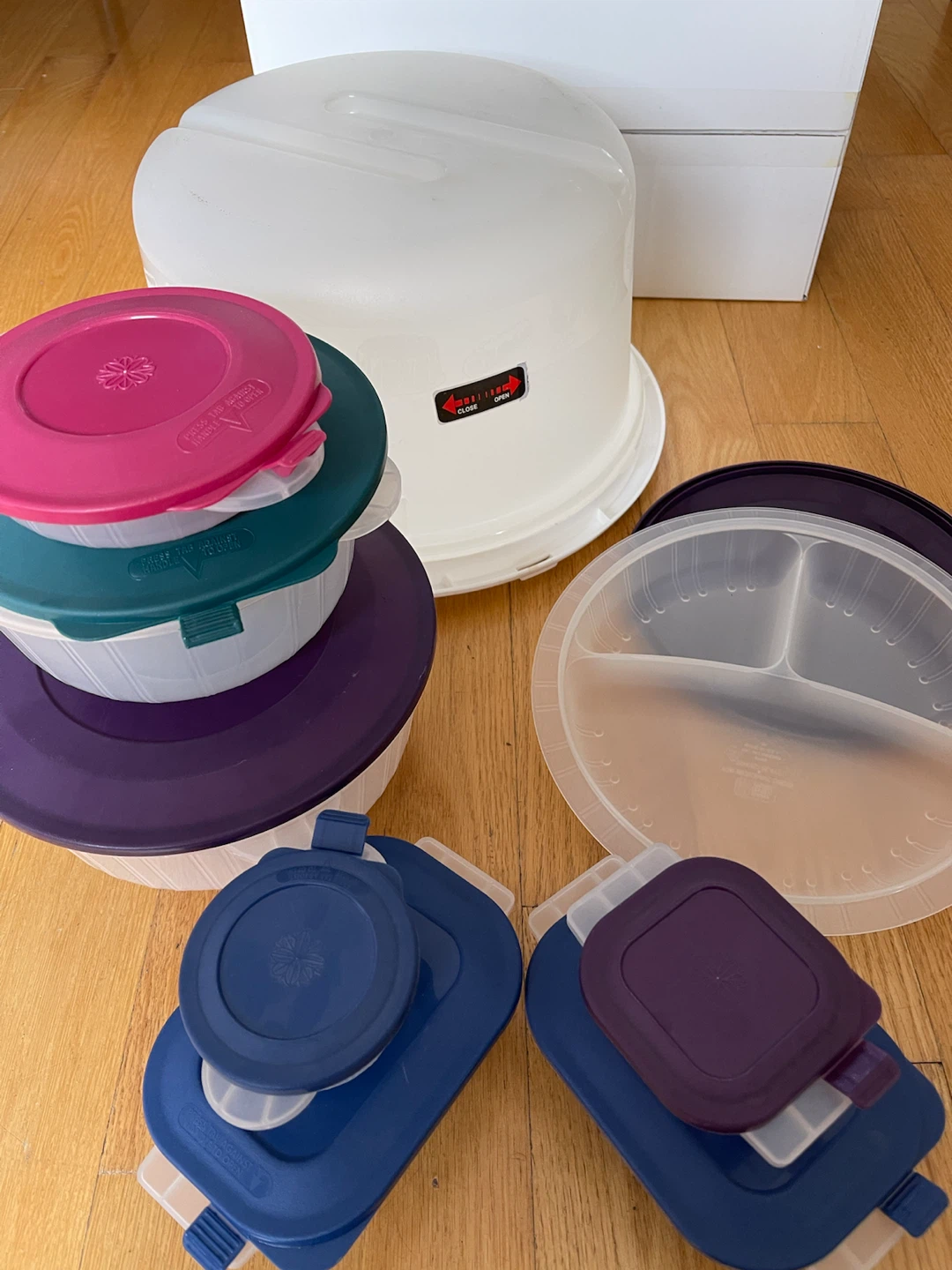 Tupperware Food Storage and Cake Carrier Set