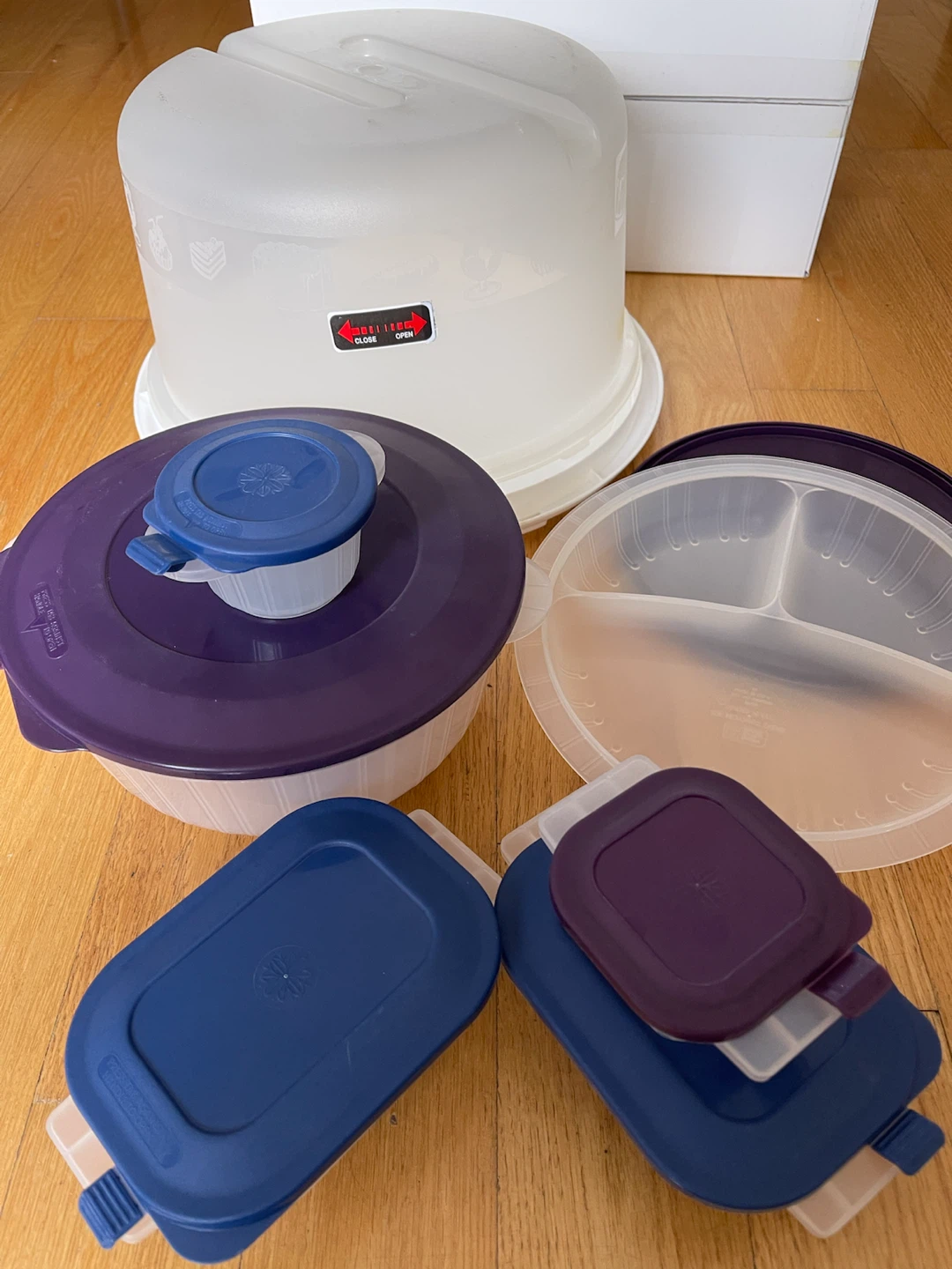 Tupperware Food Storage and Cake Carrier Set - photo 2