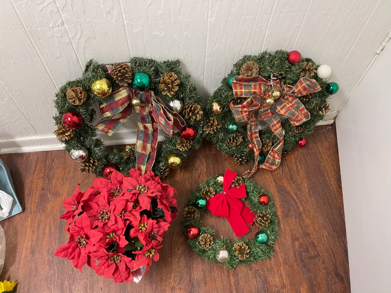 Christmas decor set with two wreaths and faux poinsettia - photo 2