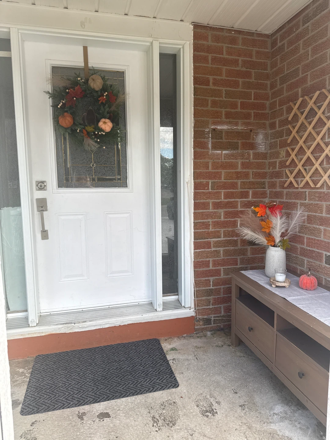 ROOM FOR RENT ON THE MAIN FLOOR