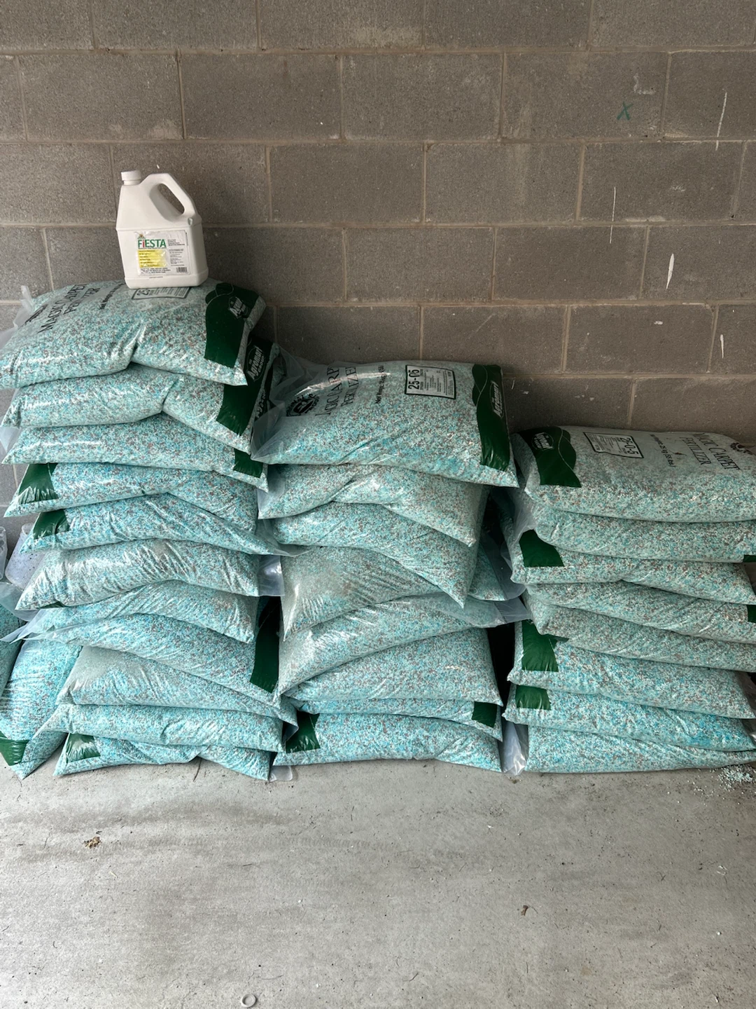 Magic Carpet 25-0-5 Fertilizer/Winterizer & Fiesta