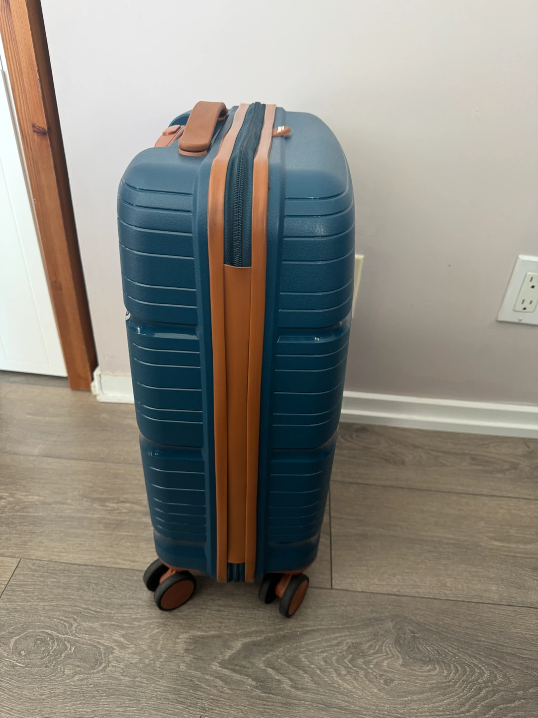 Voyager Carry-On Spinner Suitcase - photo 3